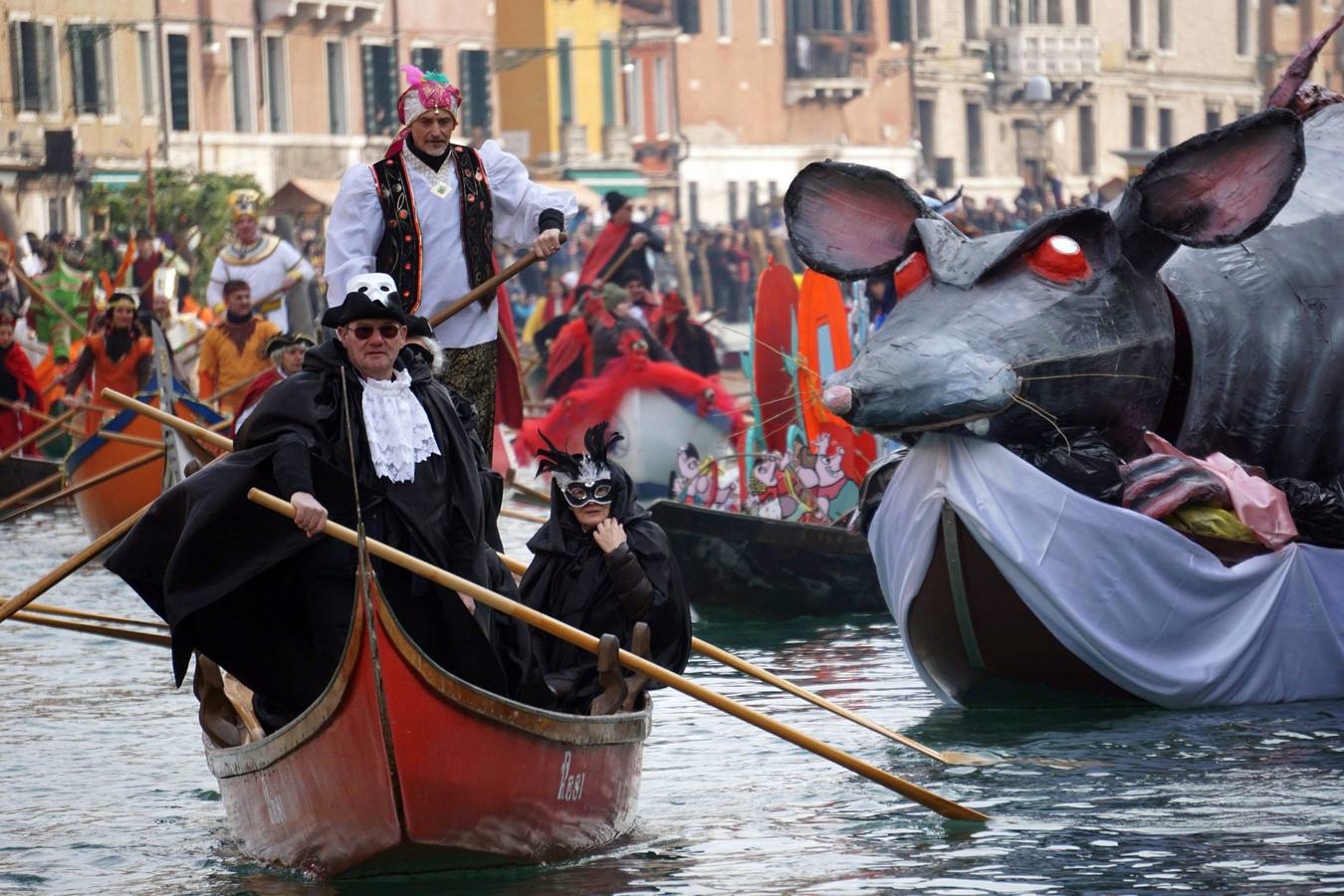 Desfile de góndolas para abrir el Carnaval de Venecia