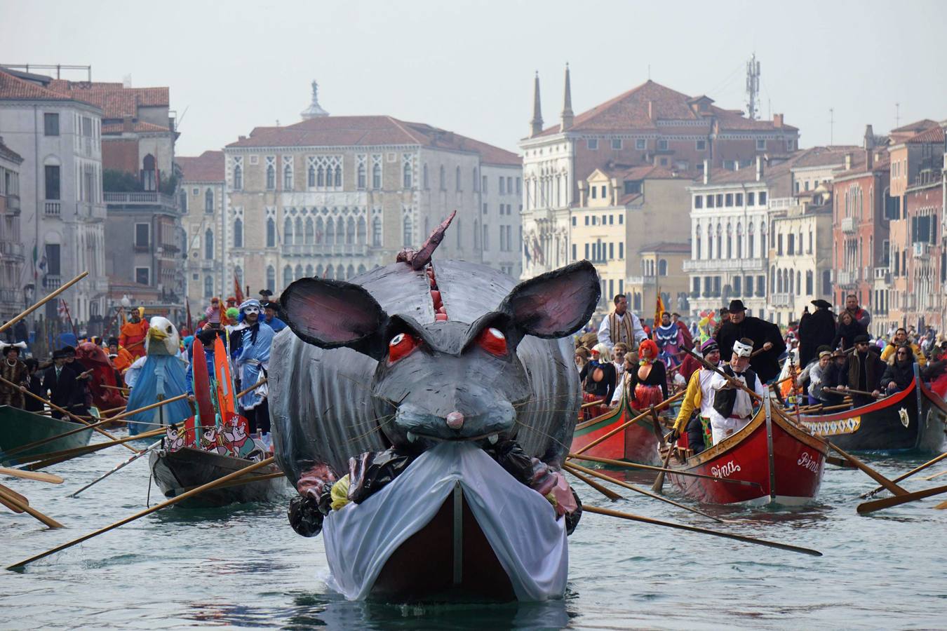 Desfile de góndolas para abrir el Carnaval de Venecia