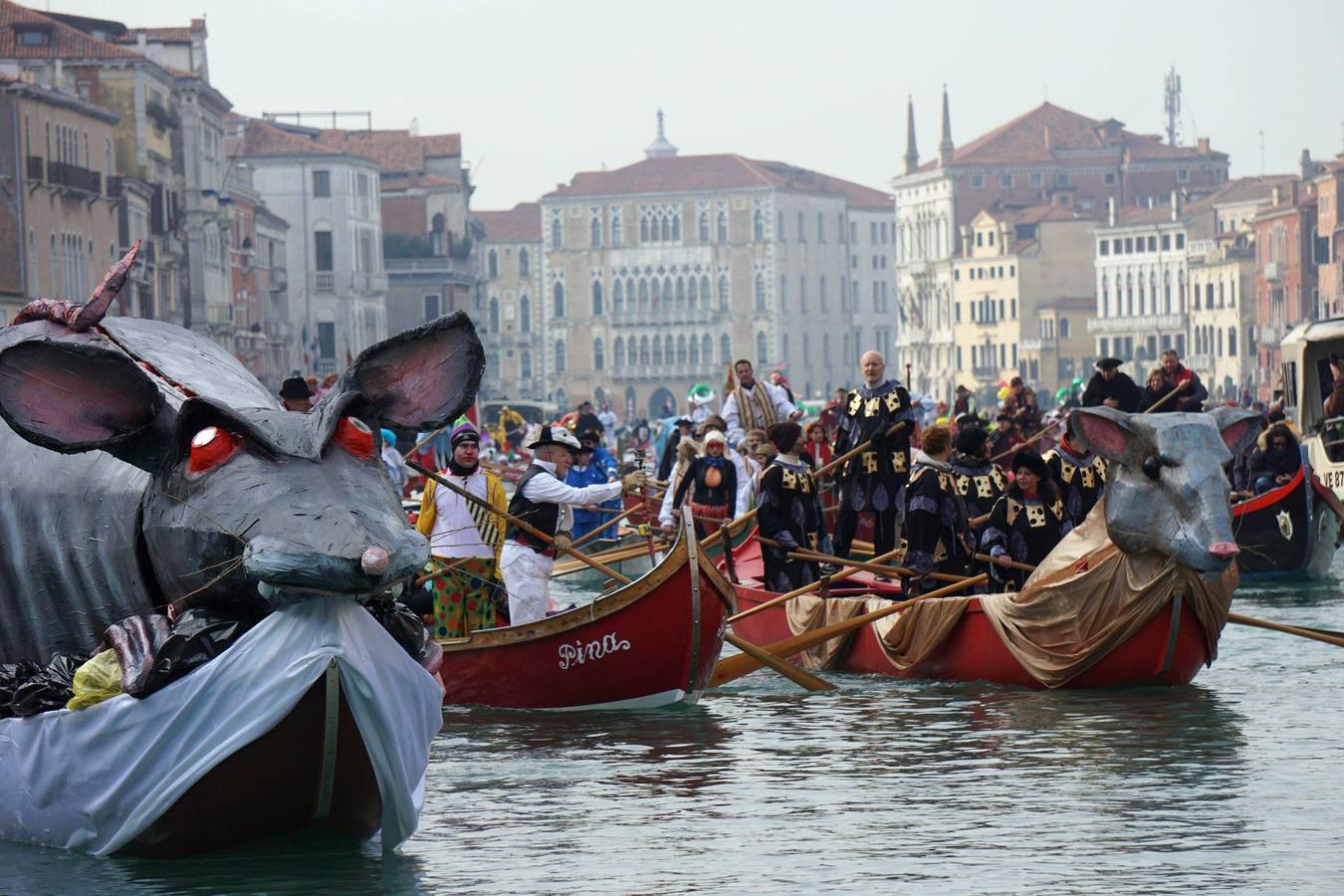 Desfile de góndolas para abrir el Carnaval de Venecia