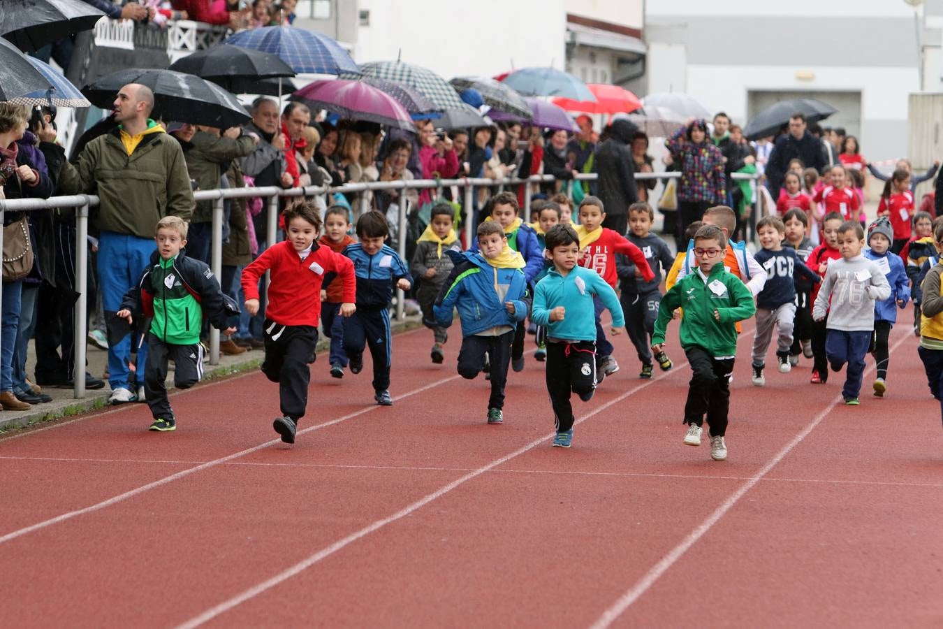 Escolares con alas en las zapatillas