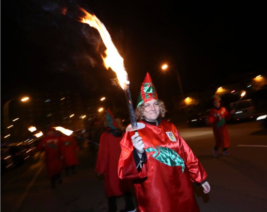 Llaranes, a ritmo de charanga y fanfarria en el Antroxu