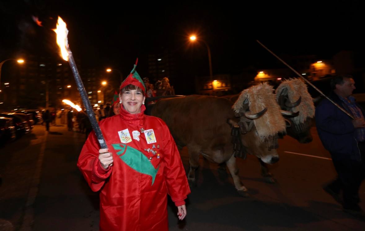 Llaranes, a ritmo de charanga y fanfarria en el Antroxu