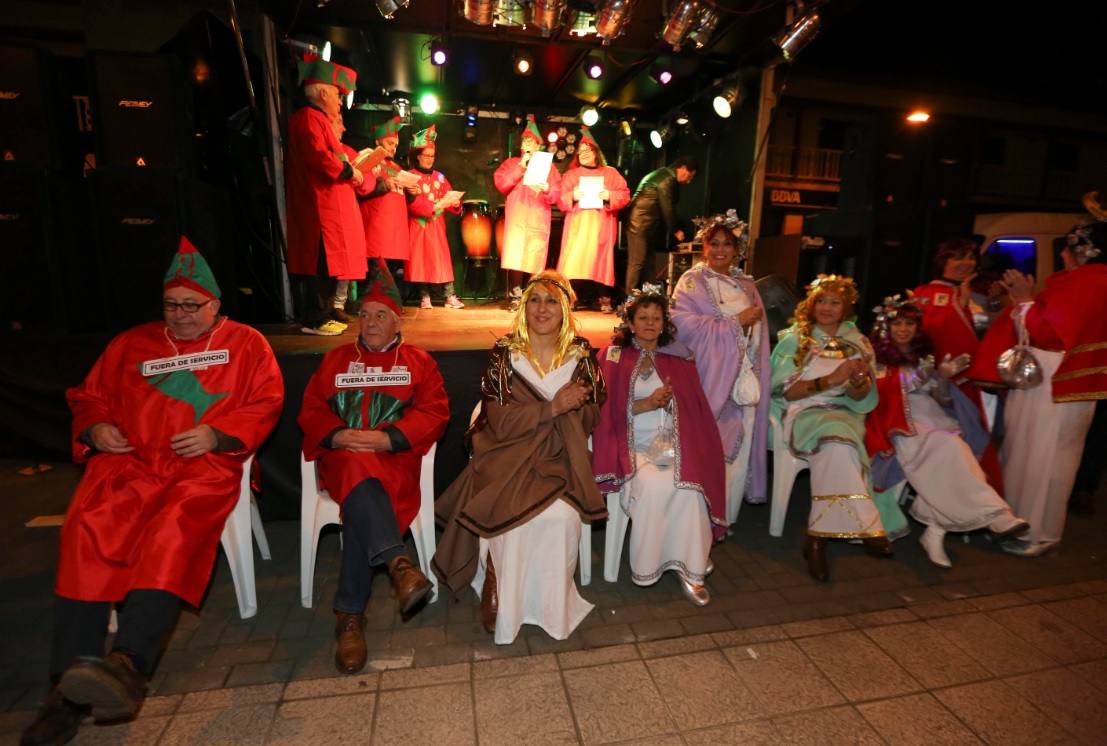 Llaranes, a ritmo de charanga y fanfarria en el Antroxu