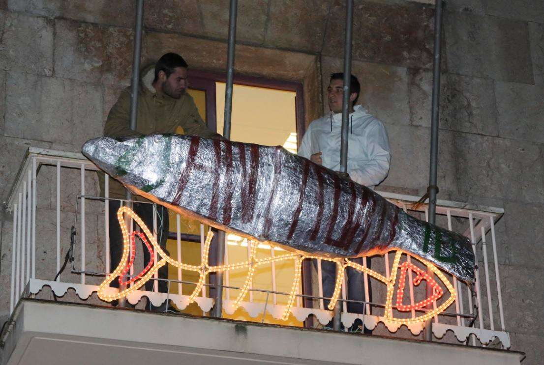 Llaranes, a ritmo de charanga y fanfarria en el Antroxu