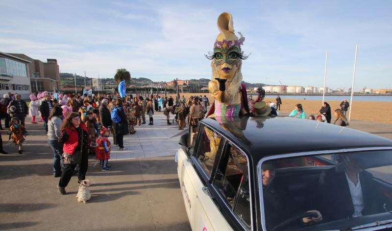 La Calzada y el Natahoyo desfilan por el Antroxu