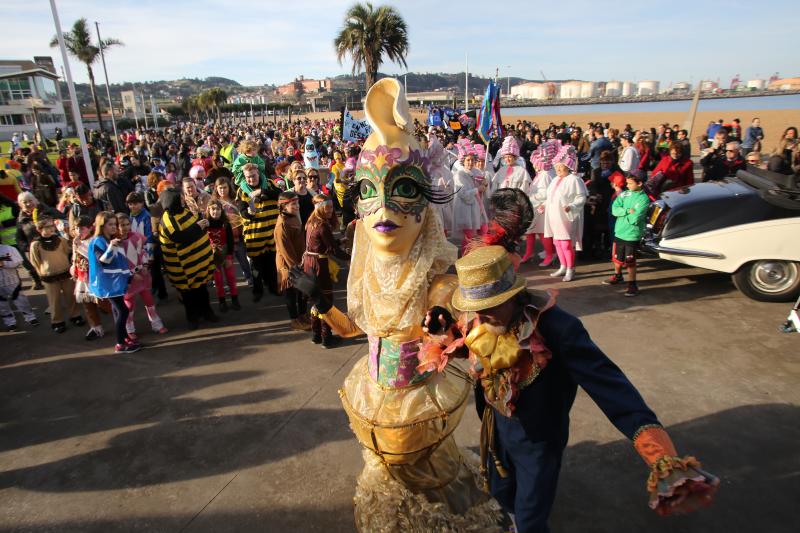 La Calzada y el Natahoyo desfilan por el Antroxu