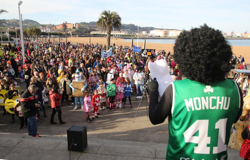 La Calzada y el Natahoyo desfilan por el Antroxu
