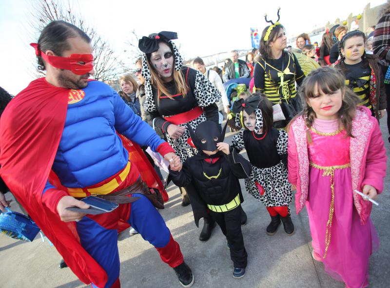 La Calzada y el Natahoyo desfilan por el Antroxu