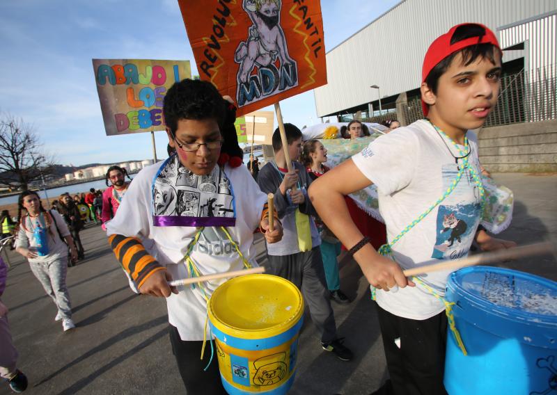 La Calzada y el Natahoyo desfilan por el Antroxu