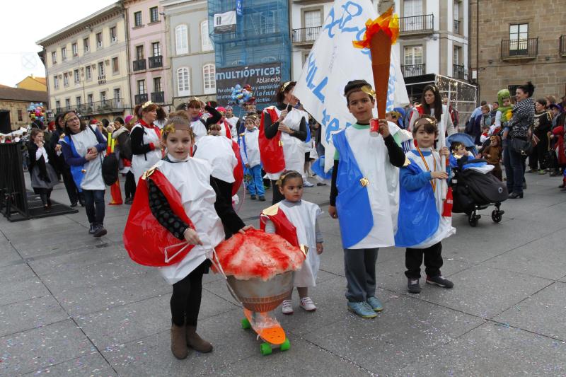 DESFILE DE ESCOLINOS ANTROXAOS POR LAS CALLES DE AVILÉS