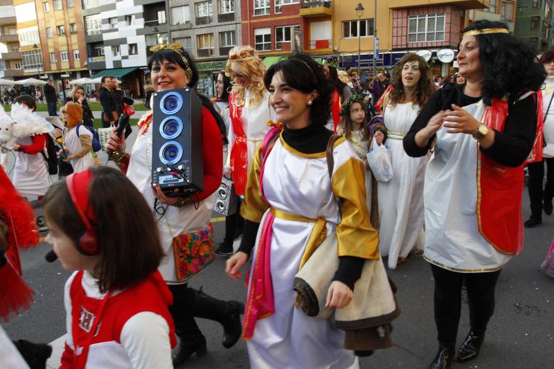 DESFILE DE ESCOLINOS ANTROXAOS POR LAS CALLES DE AVILÉS