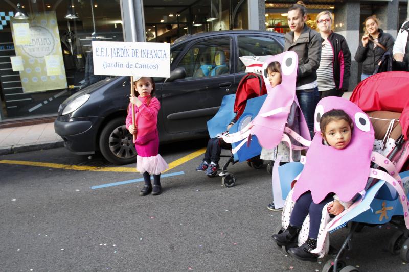 DESFILE DE ESCOLINOS ANTROXAOS POR LAS CALLES DE AVILÉS