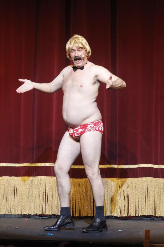 Concurso de charangas de Antroxu en el Jovellanos