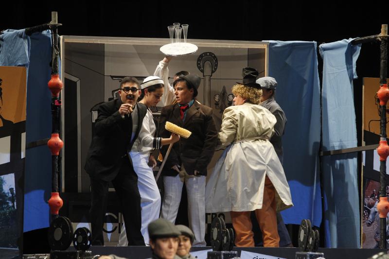 Concurso de charangas de Antroxu en el Jovellanos