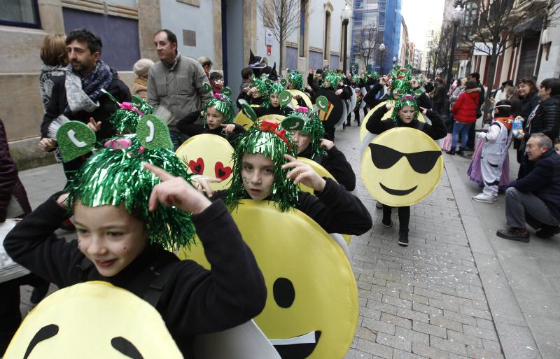 Desfile infantil de Antroxu por las calles de Gijón