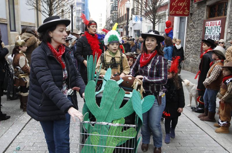 Desfile infantil de Antroxu por las calles de Gijón