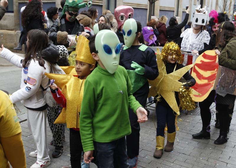 Desfile infantil de Antroxu por las calles de Gijón