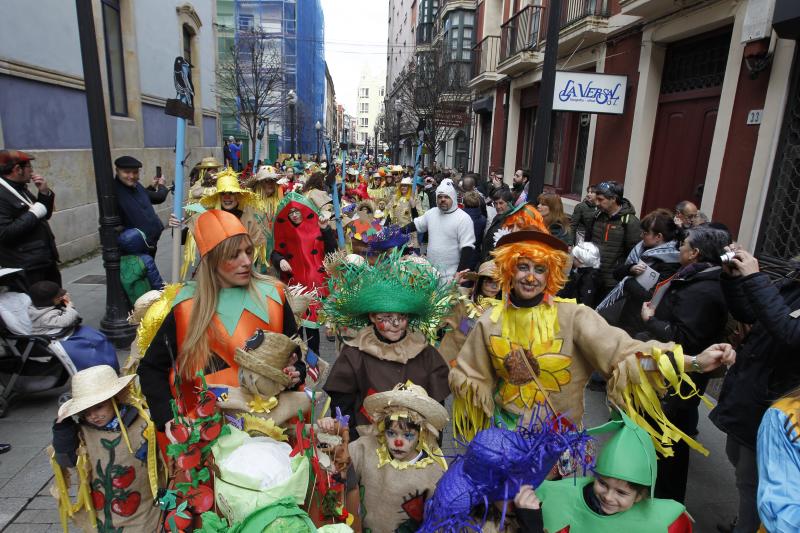 Desfile infantil de Antroxu por las calles de Gijón