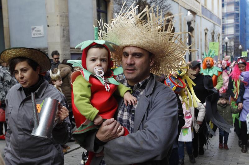 Desfile infantil de Antroxu por las calles de Gijón