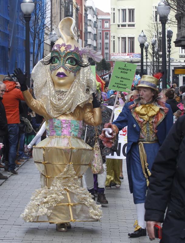 Desfile infantil de Antroxu por las calles de Gijón