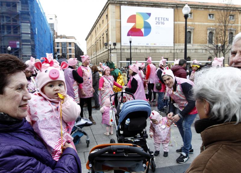 Desfile infantil de Antroxu por las calles de Gijón