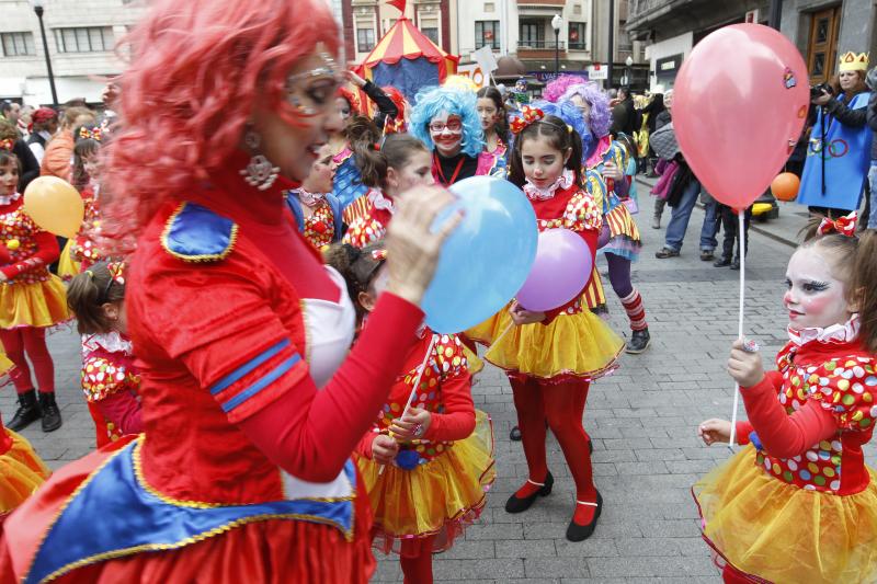 Desfile infantil de Antroxu por las calles de Gijón