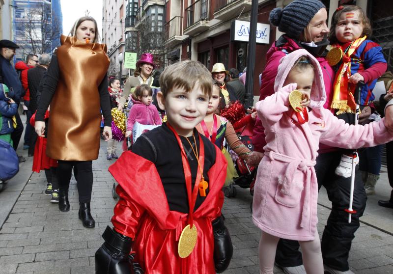 Desfile infantil de Antroxu por las calles de Gijón