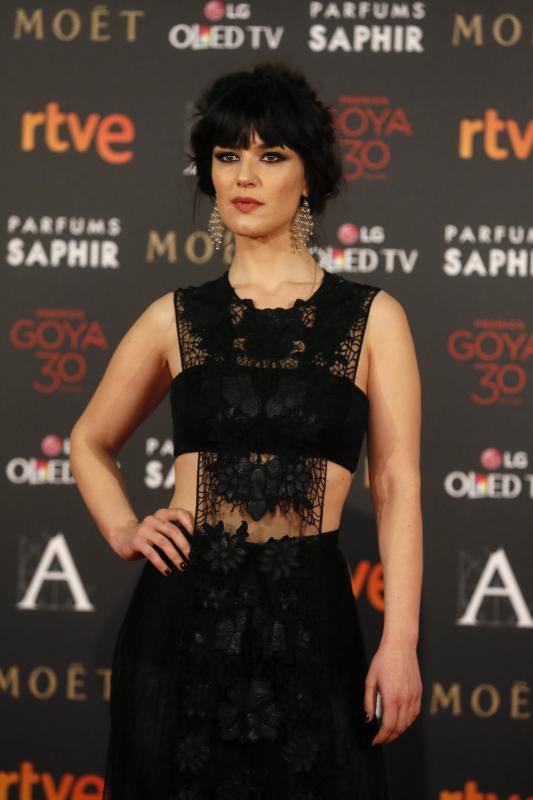 El look de Sara Vega era una especie de telas sobrepuestas sin sentido.