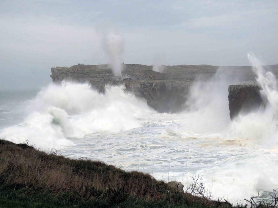 Las espectaculares imágenes de los Bufones de Pría por el temporal