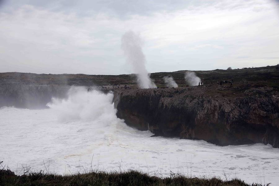 Las espectaculares imágenes de los Bufones de Pría por el temporal