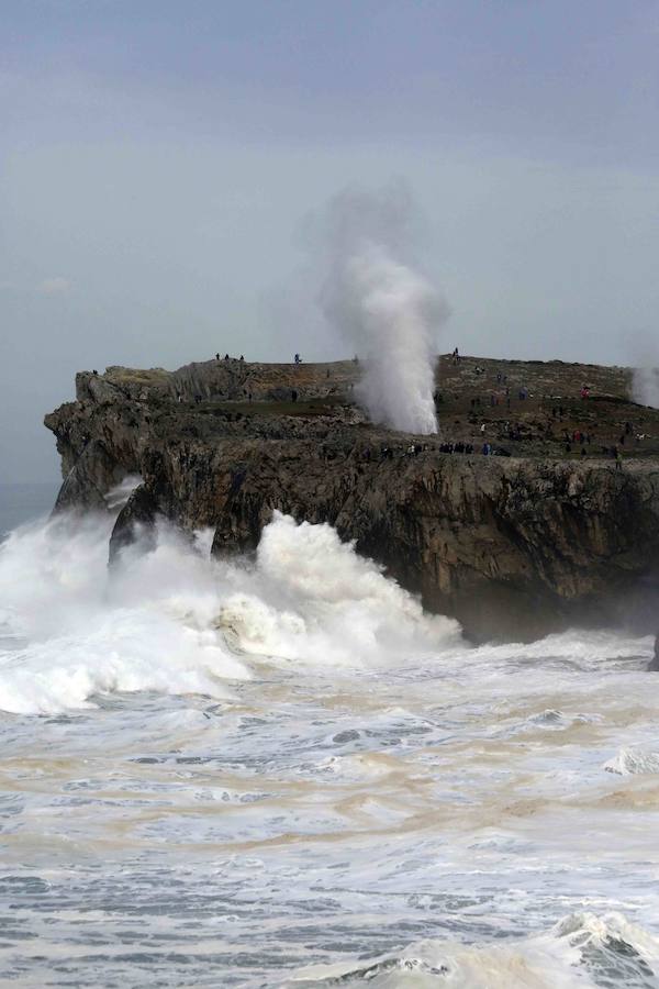 Las espectaculares imágenes de los Bufones de Pría por el temporal