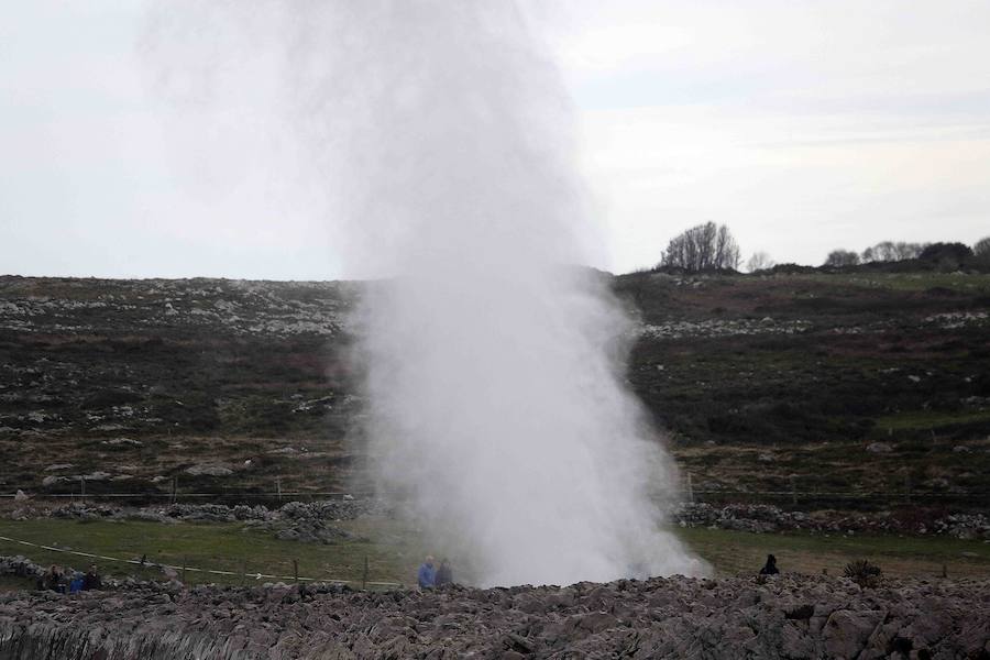 Las espectaculares imágenes de los Bufones de Pría por el temporal