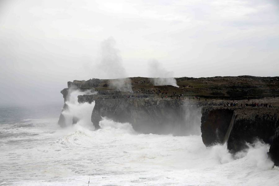 Las espectaculares imágenes de los Bufones de Pría por el temporal