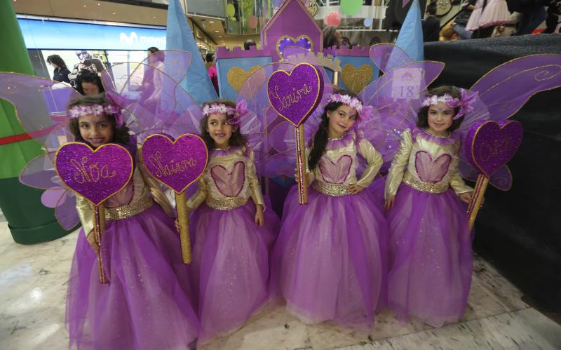 Los niños desfilan en los centros comerciales de Avilés