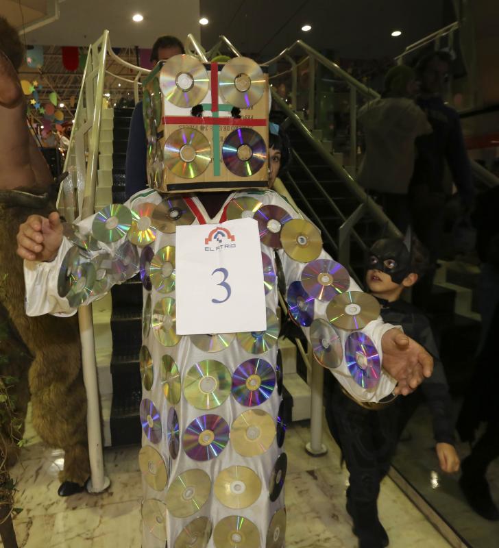 Los niños desfilan en los centros comerciales de Avilés
