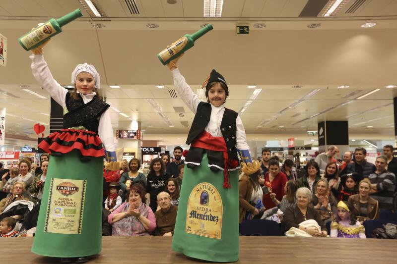 Los niños desfilan en los centros comerciales de Avilés