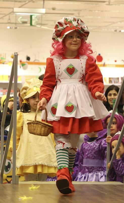 Los niños desfilan en los centros comerciales de Avilés