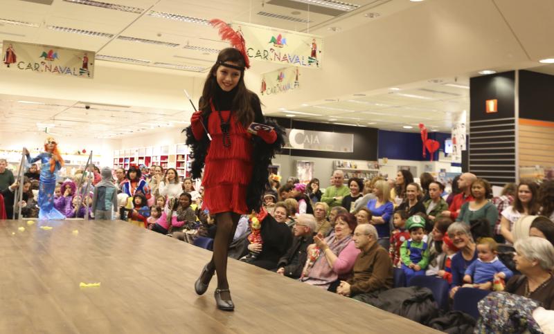 Los niños desfilan en los centros comerciales de Avilés