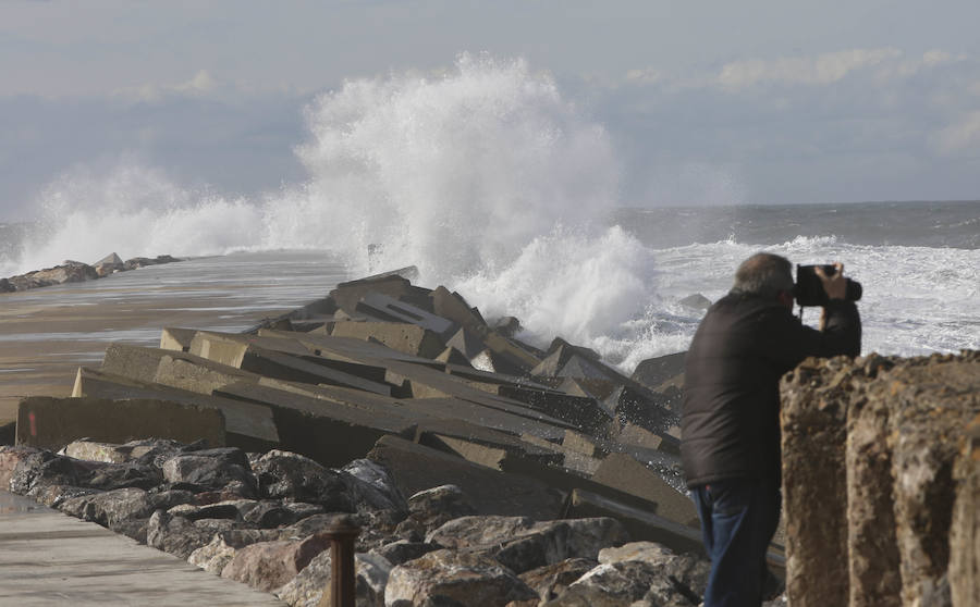 El litoral asturiano, en alerta por olas de hasta nueve metros