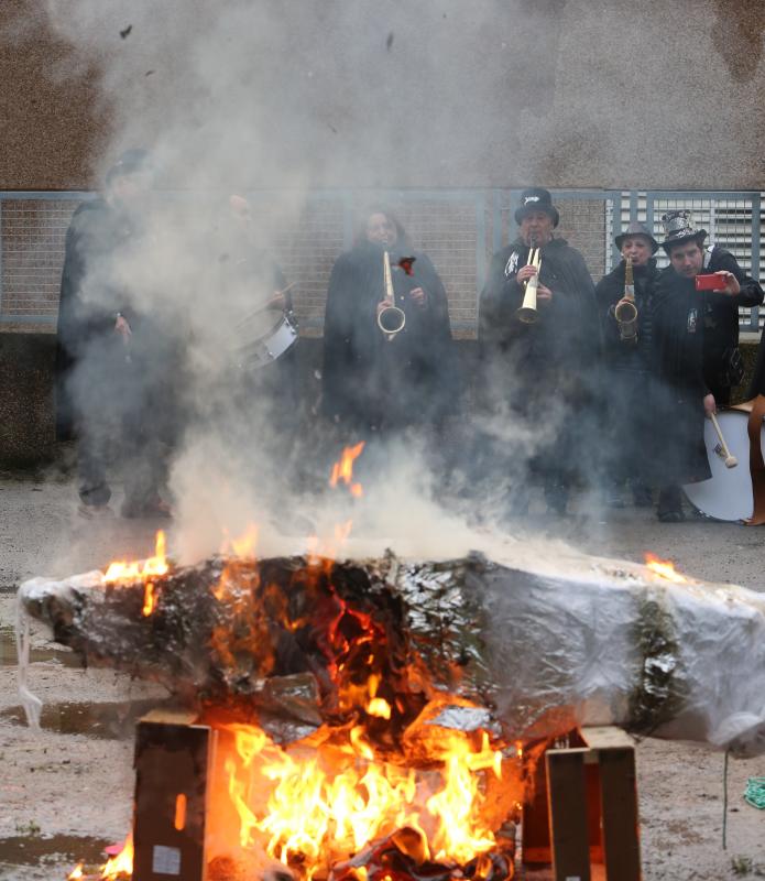 El Antroxu se despide quemando sardinas