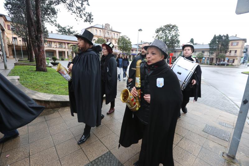 El Antroxu se despide quemando sardinas