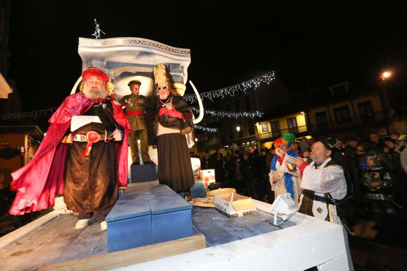 El Antroxu se despide quemando sardinas