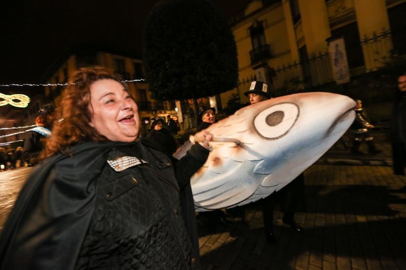 El Antroxu se despide quemando sardinas