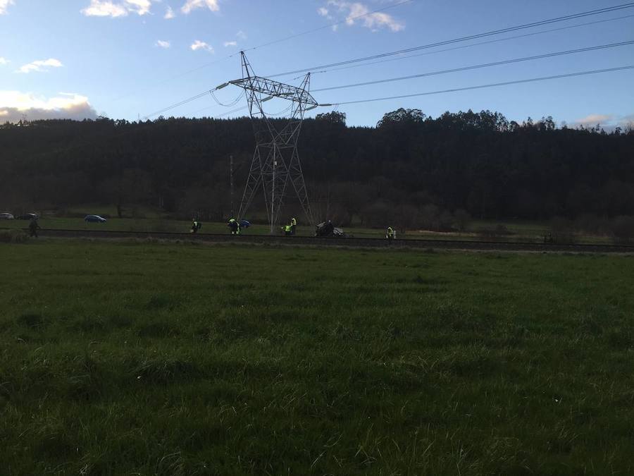 Un matrimonio fallece al ser arrollada su furgoneta por un tren en Cantabria