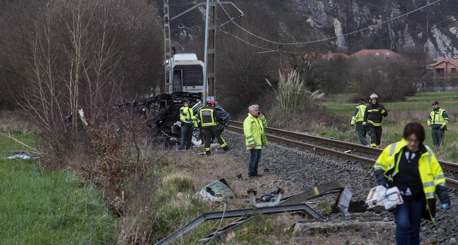 Un matrimonio fallece al ser arrollada su furgoneta por un tren en Cantabria