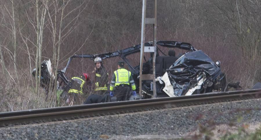 Un matrimonio fallece al ser arrollada su furgoneta por un tren en Cantabria