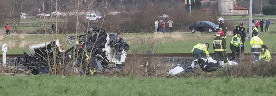 Un matrimonio fallece al ser arrollada su furgoneta por un tren en Cantabria