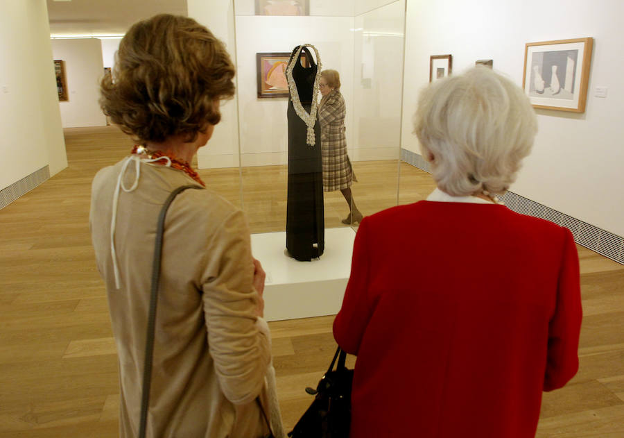 El Museo de Bellas Artes exhibe un vestido de noche de Cristóbal Balenciaga
