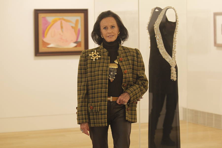 El Museo de Bellas Artes exhibe un vestido de noche de Cristóbal Balenciaga