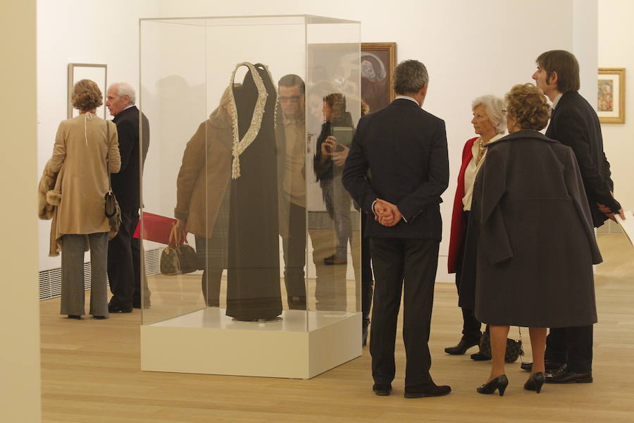 El Museo de Bellas Artes exhibe un vestido de noche de Cristóbal Balenciaga